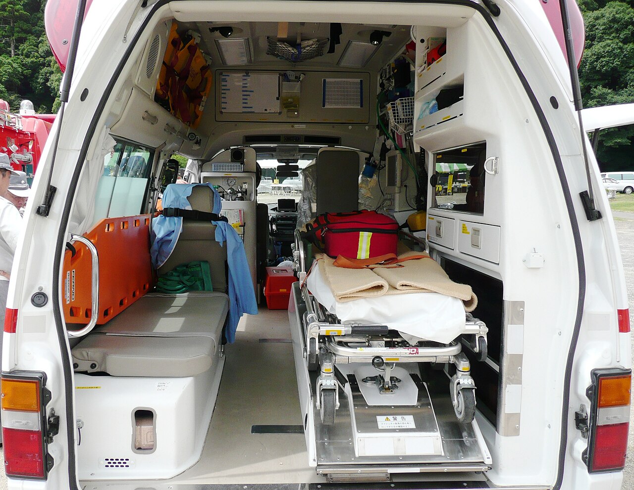Intérieur équipé d'une ambulance AC Assistance Medical