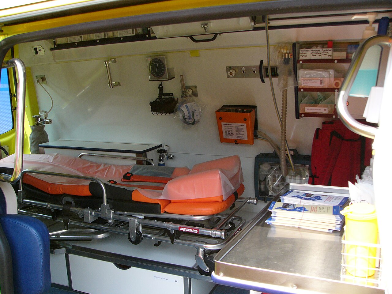 Intérieur équipé d'une ambulance AC Assistance Medical