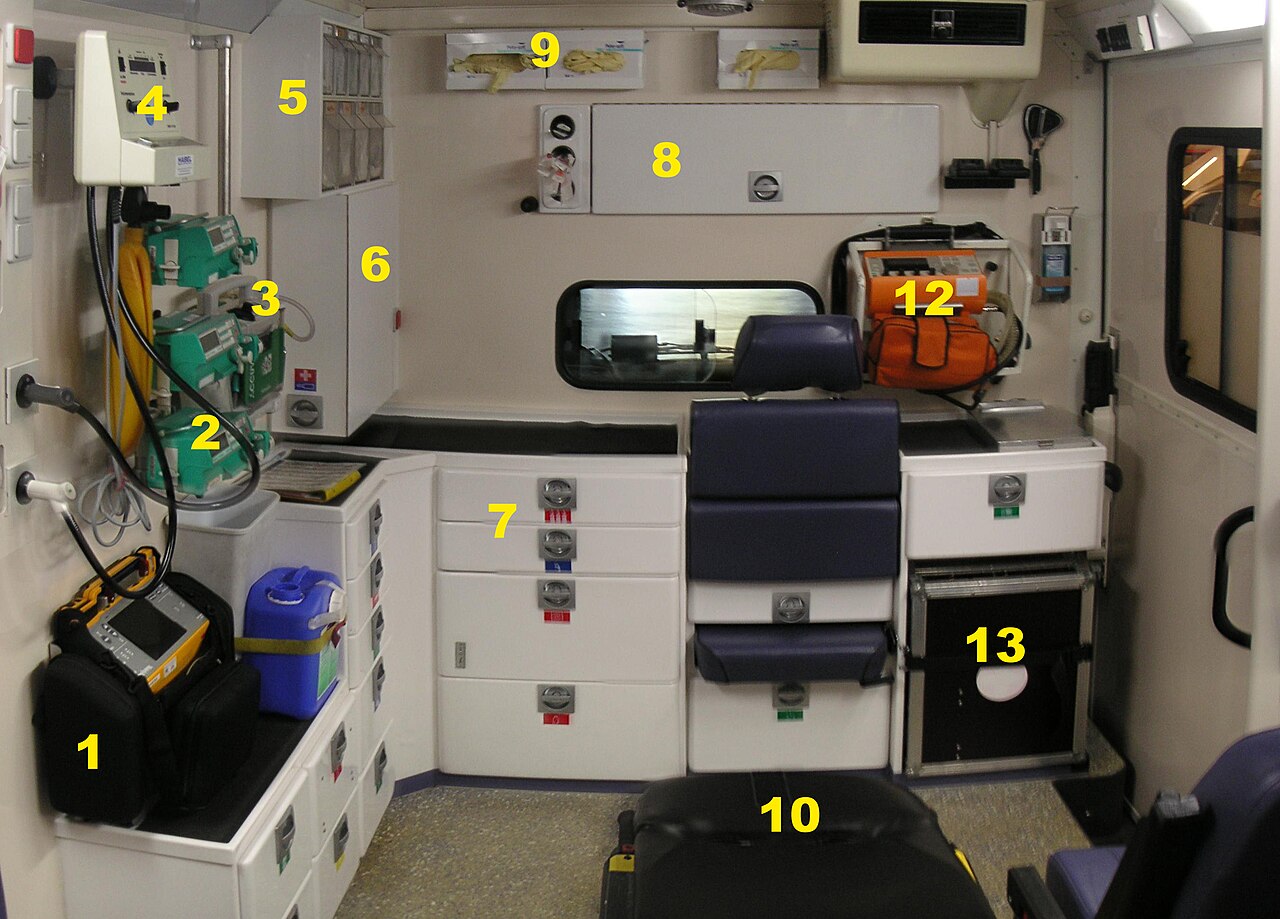Brancard et matériel médical à bord de l'ambulance